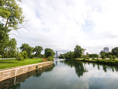 Kanal veya Chicago gölünde mesafe ve ağaçlar, çim ve ön plana gökyüzüne yansıtan su şehir binaları ile kürek Lincoln Park üzerinden güzel panoramik manzarası görünüm.