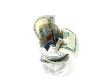 Singles, yirmili ve beyaz bir arka plan üzerinde izole yüz dolar faturaları gibi içinde bir cam mason tasarruf kavanoza para dolu bir görünümünü dolması.