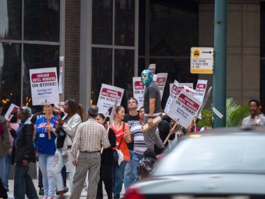 Chicago, IL - 7 Eylül 2018: Chicago genelinde işçiler grev ve işaretleri ile silahlı ve daha iyi yararları ve ücretler için mücadele olarak protesto etmek için ilahi sokaklar boyunca Mart otel.