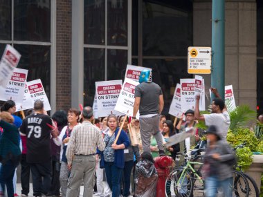 Chicago, IL - 7 Eylül 2018: Chicago genelinde işçiler grev ve işaretleri ile silahlı ve daha iyi yararları ve ücretler için mücadele olarak protesto etmek için ilahi sokaklar boyunca Mart otel.