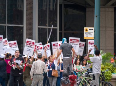 Chicago, IL - 7 Eylül 2018: Chicago genelinde işçiler grev ve işaretleri ile silahlı ve daha iyi yararları ve ücretler için mücadele olarak protesto etmek için ilahi sokaklar boyunca Mart otel.