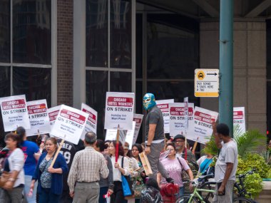 Chicago, IL - 7 Eylül 2018: Chicago genelinde işçiler grev ve işaretleri ile silahlı ve daha iyi yararları ve ücretler için mücadele olarak protesto etmek için ilahi sokaklar boyunca Mart otel.