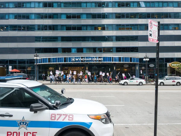시카고 일리노이 2018 시카고에 노동자 표지판으로 그들은 임금에 싸움으로 노래를 — 스톡 사진