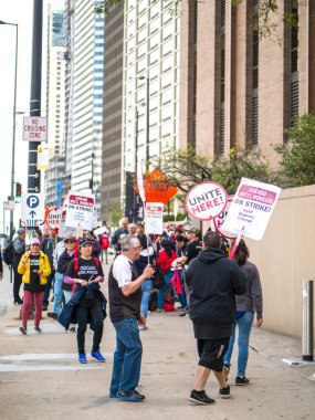 Chicago, Il - 27th Eylül 2018: Otel çalışanları grev grev Hyatt işaretleri ile yürüyüş ve davul daha iyi avantajlar ve ücretler için mücadele olarak protesto etmek için ilahi sırasında isabet Chicago önünde üzerinde.