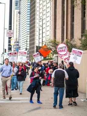 Chicago, Il - 27th Eylül 2018: Otel çalışanları grev grev Hyatt işaretleri ile yürüyüş ve davul daha iyi avantajlar ve ücretler için mücadele olarak protesto etmek için ilahi sırasında isabet Chicago önünde üzerinde.