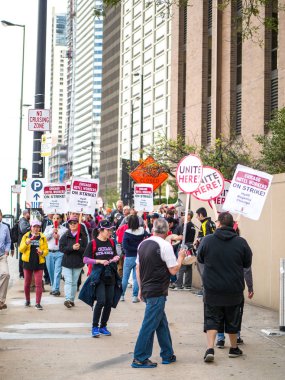 Chicago, Il - 27th Eylül 2018: Otel çalışanları grev grev Hyatt işaretleri ile yürüyüş ve davul daha iyi avantajlar ve ücretler için mücadele olarak protesto etmek için ilahi sırasında isabet Chicago önünde üzerinde.