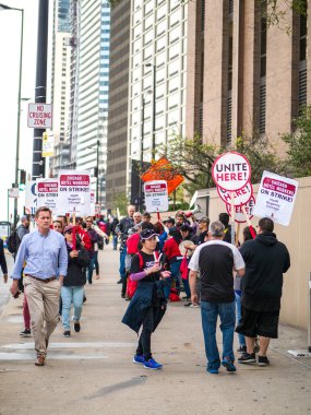 Chicago, Il - 27th Eylül 2018: Otel çalışanları grev grev Hyatt işaretleri ile yürüyüş ve davul daha iyi avantajlar ve ücretler için mücadele olarak protesto etmek için ilahi sırasında isabet Chicago önünde üzerinde.