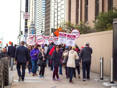 Chicago, Il - 27th Eylül 2018: Otel çalışanları grev grev Hyatt işaretleri ile yürüyüş ve davul daha iyi avantajlar ve ücretler için mücadele olarak protesto etmek için ilahi sırasında isabet Chicago önünde üzerinde.