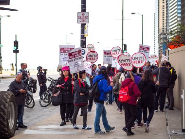 Chicago, Il - 27 Eylül 2018: Polis otel işçiler grev Hyatt Chicago önünde işaretleri ile davul, silahlı ve gürültü yapımcıları ve için protesto faydaları ve ücretlerin daha iyi nöbet tut.