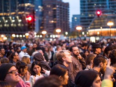 Chicago, Il - 29 Eylül 2018: Sanat açılış themart, en uzun çalışan dijital sanat ekran dünyanın merkezinde Cumartesi gecesi üzerinde izlemek için üst Wacker Drive kalabalıkları toplamak.