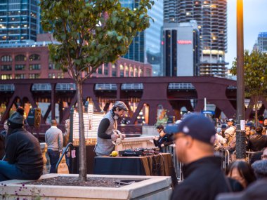 Chicago, Il - 29 Eylül 2018: En uzun dijital sanat ekran dünyanın merkezinde Cumartesi gece çalışan kalabalık sanat açılış üzerinde themart, önce A Dj eğlendirir.