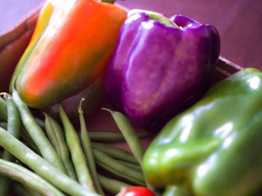 Taze organik sebze taze fasulye, yeşil biber, mor biber ve turuncu tatlı biber ve domates gibi birkaç tür resmi kapatın.