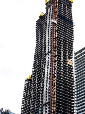 Chicago, IL - 10 Ekim 2018: İnşaat ekipleri çalışma olarak daha yüksek gökyüzüne tırmanıyor ve olmak üzere yola Jeanne çetenin Vista kule üzerinde şehir üçüncü en yüksek gökdelen 2020 yılında tamamlandığında.