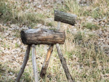 Günlükleri ve ağaç dalları yapılmış bir basit ahşap sahte geyik heykel ya da resim parça veya zanaat proje bir çim çayır sonbahar ya da Sonbahar sezonunda kırsal Wisconsin'de standları.