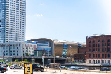 Milwaukee, Wisconsin - 2018 26 Mayıs: Yeni Milwaukee dolar Fiserv Forum çok amaçlı basketbol arena şehir yakındaki binaları Milwaukee nehre bitişik yukarıda çatı yükselir kıvrık'ın.