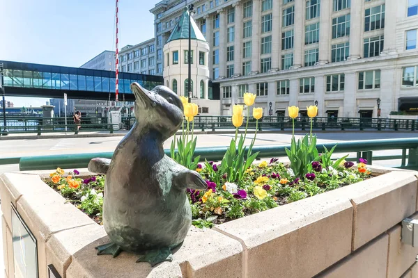 Milwaukee Wisconsin Mayo 2018 Estatua Bronce Gertie Duck Sus Seis —  Fotos de Stock