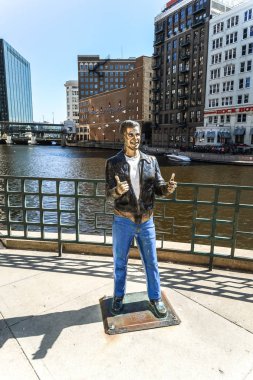Milwaukee, Wisconsin - 26 Mayıs 2018: Rezil bronz Fonz heykeli Henry Winkler Gerald P. Sawyer standları yalnız Milwaukee Nehri üzerinde bir sıcak bahar gününde tarafından tasarlanan mutlu gün Tv show dan. 