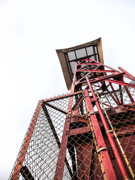 Olhando Para Uma Torre Estrutural Rectilínea Cônica Aço Vermelho Emoldurada — Fotografia de Stock