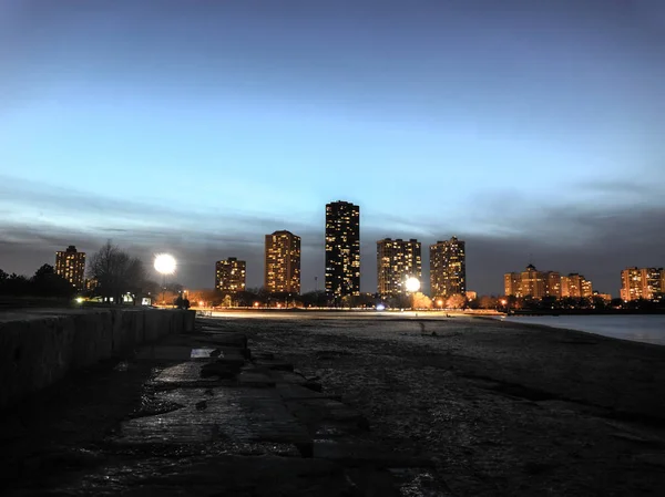 Schöne Langzeitbelichtung Nacht Foto Von Hochhaus Wohnanlage Gebäude Und Lichter — Stockfoto