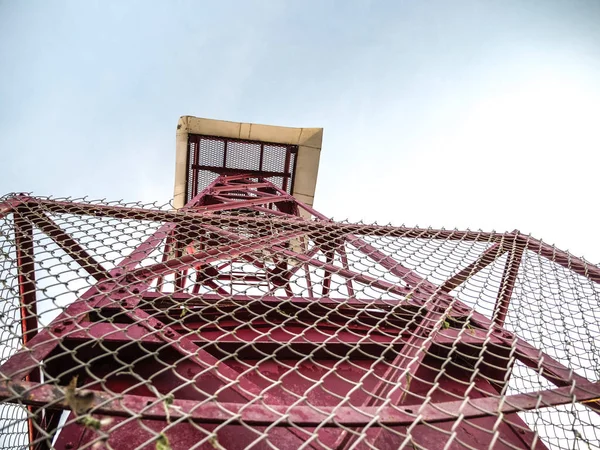 Olhando Para Uma Torre Estrutural Rectilínea Cônica Aço Vermelho Emoldurada — Fotografia de Stock