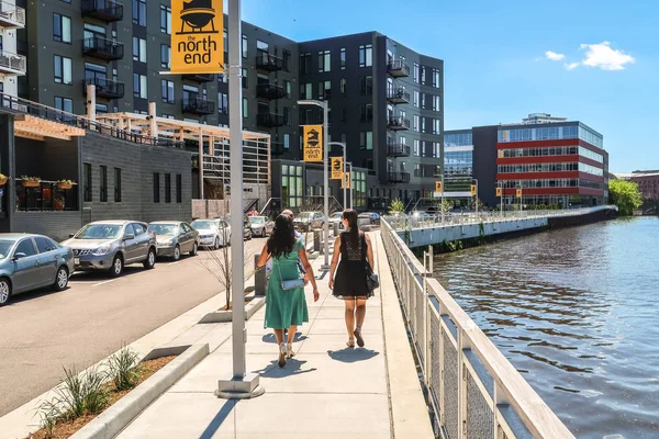 Milwaukee, Wisconsin - 26 Mayıs 2018: Yayalar kullanımı geliştirme karışık kuzey ucu yakınında Milwaukee Nehri boyunca bir yürüyüş zevk ve bir sıcak bahar gününde lüks daireler Nehri boyunca yürümek.