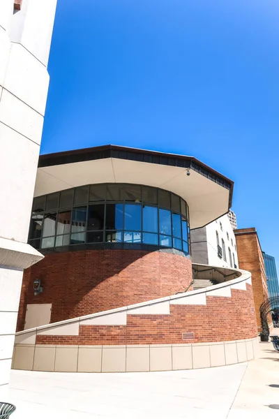 Milwaukee, Wisconsin - 26 Mayıs 2018: Bir sarmal merdiven durumda eğrileri ziyaretçi Milwaukee merkezi içinde ilişkili banka tarafından 2016 yılında satın lider Nehri yürüyüş boyunca bir tuğla yapı çevresinde.