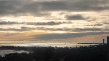 Chicago, IL - 6 Ocak 2019: Atmalarını güneş Donanma iskele üzerinde bulutlu gökyüzü üzerinde turuncu bir ton ve göl noktası kulede şehrin bir soğuk kış sabahı sunrise sonra.