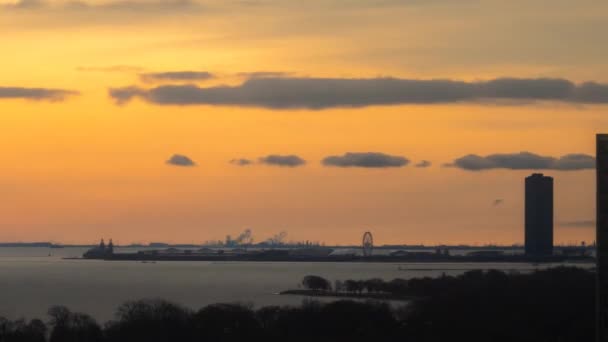 芝加哥 2019年1月6日 太阳在海军码头和湖点塔上方的多云天空上投下橙色的色调 就在日出之后的一个寒冷的冬日早晨 — 图库视频影像