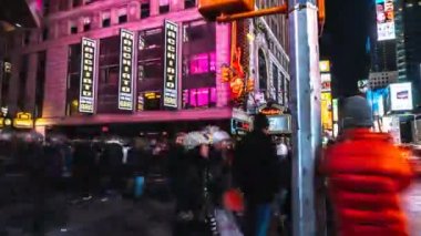 New York City, New York - 9 Şubat 2019: Turist kalabalığından fotoğraf çekmek ve sokaklarda yoğun araç trafiği ve işaretleri reklam parlak ışıklar yanıyor Times Square keşfetmek.