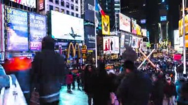 New York City, New York - 9 Şubat 2019: turist almak manzaraları ve fotoğraf rezil Times Square reklam işaretleri şehir merkezinde Cumartesi gecesi alev aldı..