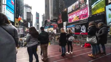 New York City, New York - 8 Şubat 2019: Turist kendilerini ve aydınlık reklam ve meşhur Times Meydanı'nda sahne fotoğrafları şehir merkezinde Cuma sabahı erken.