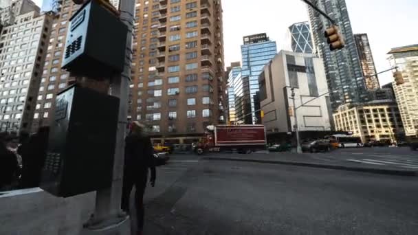 纽约纽约市 2019年2月9日 行人和车辆周六在中央公园附近哥伦布圈繁忙的十字路口绕行 — 图库视频影像
