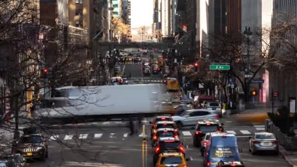 纽约纽约市 2019年2月9日 在繁忙的周六上午 在大中心附近的42街和第二大道以西 汽车和行人穿过市区 — 图库视频影像