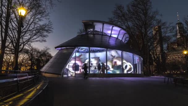 2019年2月9日 周六晚上 游客们乘坐神秘的海螺水生主题旋转器 在炮台公园的一个螺旋形玻璃和钢制亭子里 — 图库视频影像