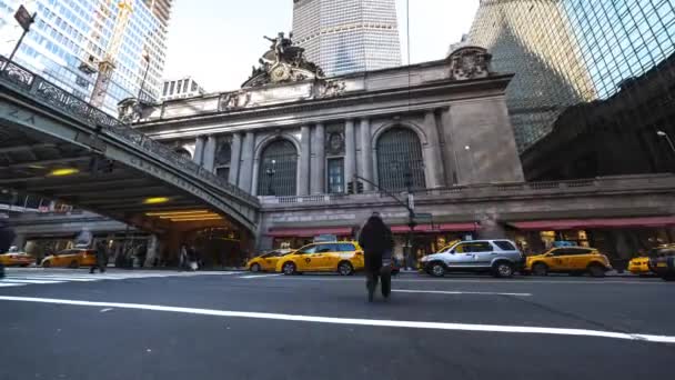 纽约纽约市 2019年2月9日 黄色出租车周六凌晨在大中央车站外排队 在42街接送上班族和游客 — 图库视频影像