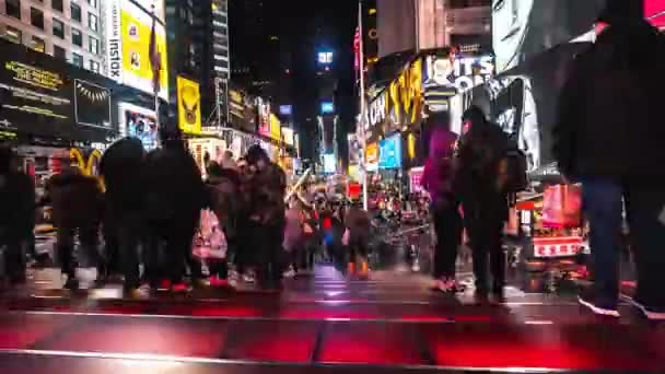 纽约纽约市 2019年2月9日 游客们在周六晚的市中心 游客们在景点拍摄和拍照 这个声名狼藉的时代广场上灯火通明 — 图库视频影像