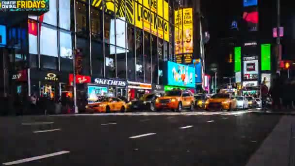 New York New York Febbraio 2019 Pedoni Taxi Gialli Veicoli — Video Stock