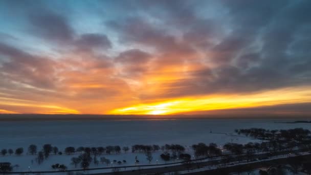 Wunderschöne Luftaufnahme Eines Sonnenaufgangs Über Dem Michigansee Mit Orange Rosa — Stockvideo