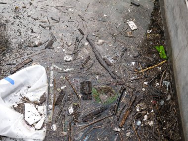 Kirli çöp, çöp ve kirliliği sigara izmaritleri, plastik, polistiren, çanta ve konteynerler dahil olmak üzere şehir merkezinde ahşap ve ağaç dalları parçaları yüzen ile Chicago Nehri toplandı.