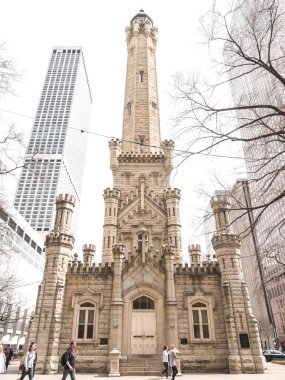 Chicago, Il - 9 Nisan 2017: Kişi tarafından Chicago su büyük Chicago Fire hayatta kalmak için az bina biri olmaya devam etmektedir ve ulusal kayıt, tarihi yerler üzerinde kule geçiş.