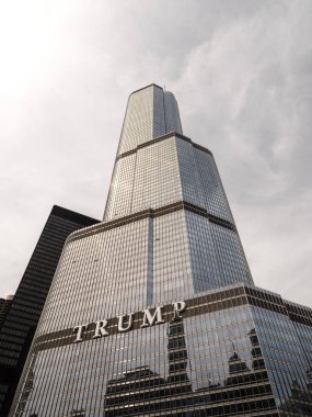 Chicago, Il - 9 Nisan 2017: The Trump International Hotel Tower durgunluk ve Chicago Nehri uzun bulutlar tarafından yükü rulo olarak.