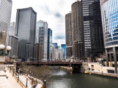 Chicago, Il - 9 Nisan 2017: yayalar Nehri yürüyüş boyunca onların yol yapmak ve şehir merkezinde Wabash Caddesi köprüyü Marina şehir Towers belirgin Chicago Nehri dur.