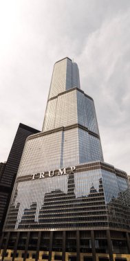 Chicago, Il - 9 Nisan 2017: The Trump International Hotel Tower durgunluk ve Chicago Nehri uzun bulutlar tarafından yükü rulo olarak.