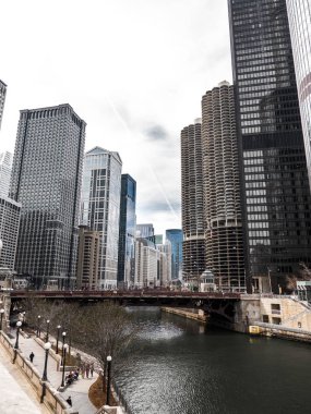 Chicago, Il - 9 Nisan 2017: yayalar Nehri yürüyüş boyunca onların yol yapmak ve şehir merkezinde Wabash Caddesi köprüyü Marina şehir Towers belirgin Chicago Nehri dur.