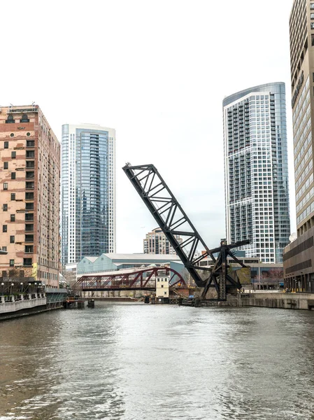 シカゴ イリノイ 2017 歴史的なシカゴおよび北の西部の鉄道のキンジー ストリート鉄道橋スタンドの訪問者や地元の人の象徴的な構造として川に発生 — ストック写真