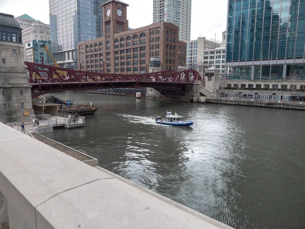 Chicago April 2017 Chicago Polisen Båt Passerar Längs Chicago River — Stockfoto