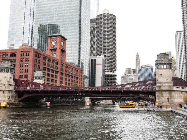 Chicago Avril 2017 Bateau Jaune Chicago Water Taxi Passe Sous — Photo