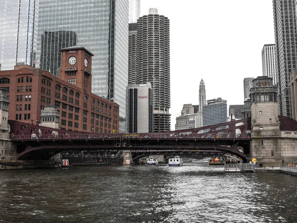 シカゴ イリノイ 2017 リード マードックと会社の建物は赤レンガの構造は シカゴ川沿い目立つし ハイライズと悪名高い時計塔構造の迫り来る頭の上 — ストック写真