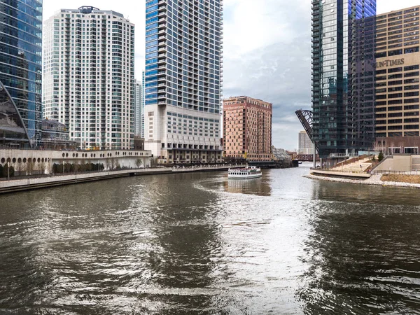 シカゴ イリノイ 2017 シカゴの遊覧船観光客でいっぱいで渡しされる上がるシカゴ ノースウェスタン鉄道橋オオカミ ポイントに沿って北に向かう川で曲線になりますホワイト — ストック写真