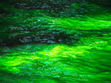 Şehir merkezinde yıllık kutlamalar ve festivaller sırasında St Patrick Günü tatilinde su boyunca parlak yeşil boya yayıldı ve karışımı bulutlar olarak Chicago Nehri fotoğrafı yakın.